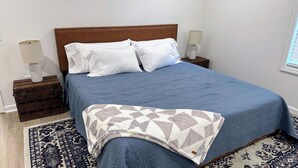 2 soverom, skrivebord, strykejern/-brett og wi-fi (inkludert)