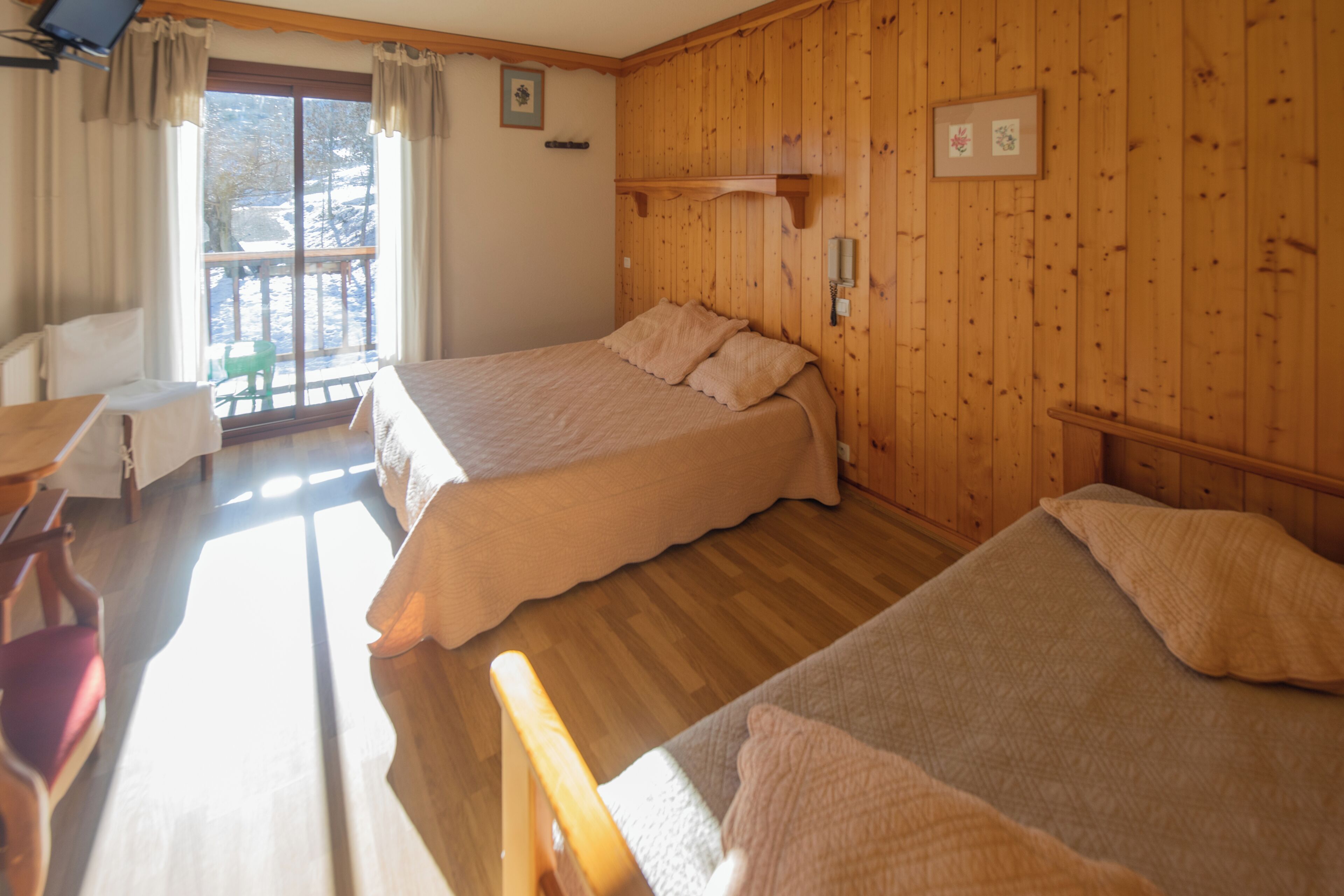 9 bedrooms, iron/ironing board, Internet, bed sheets