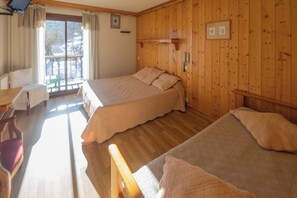 Tabla de planchar con plancha, internet y ropa de cama 