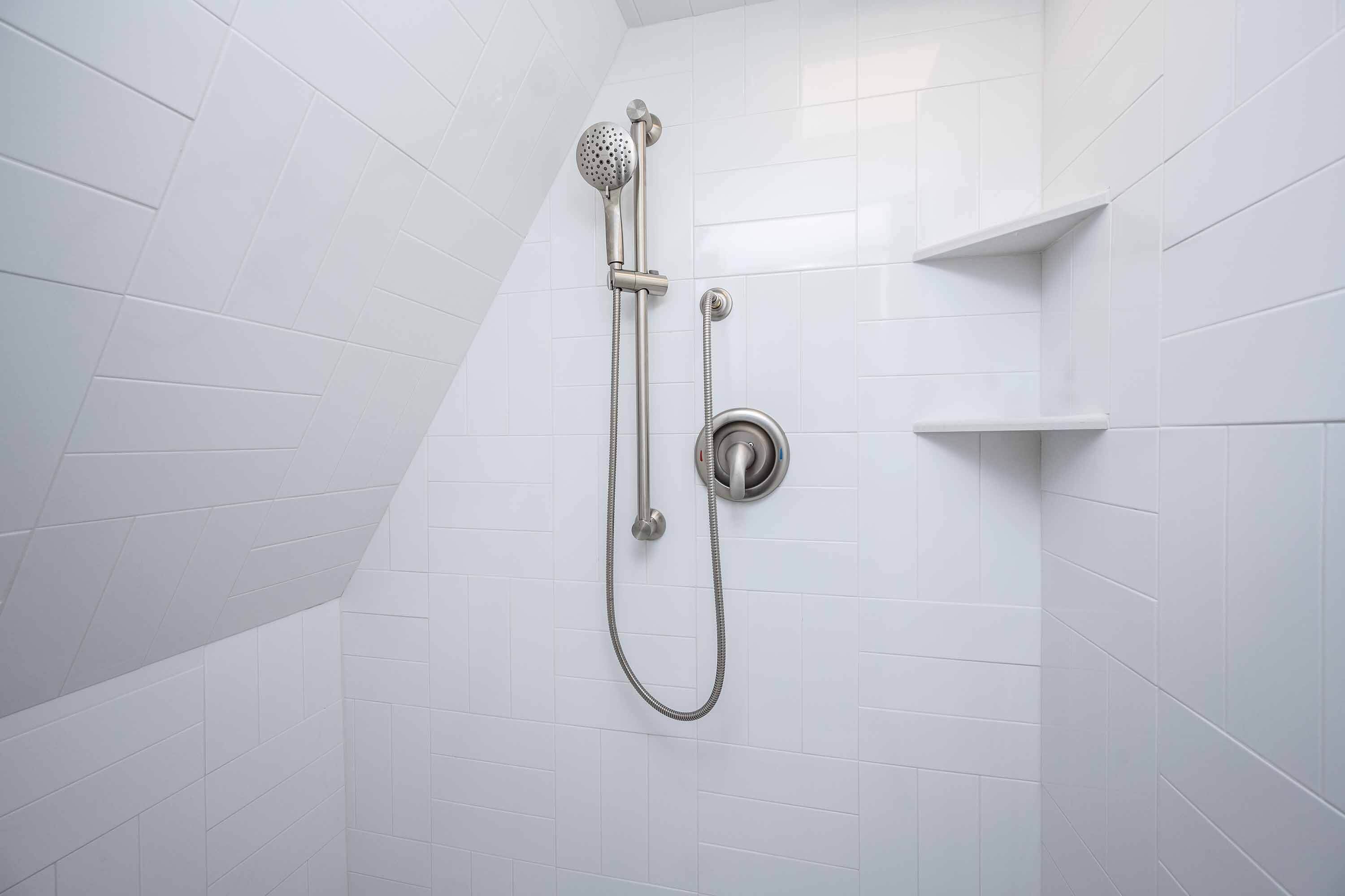 Douche, sèche-cheveux, serviettes fournies, shampoing