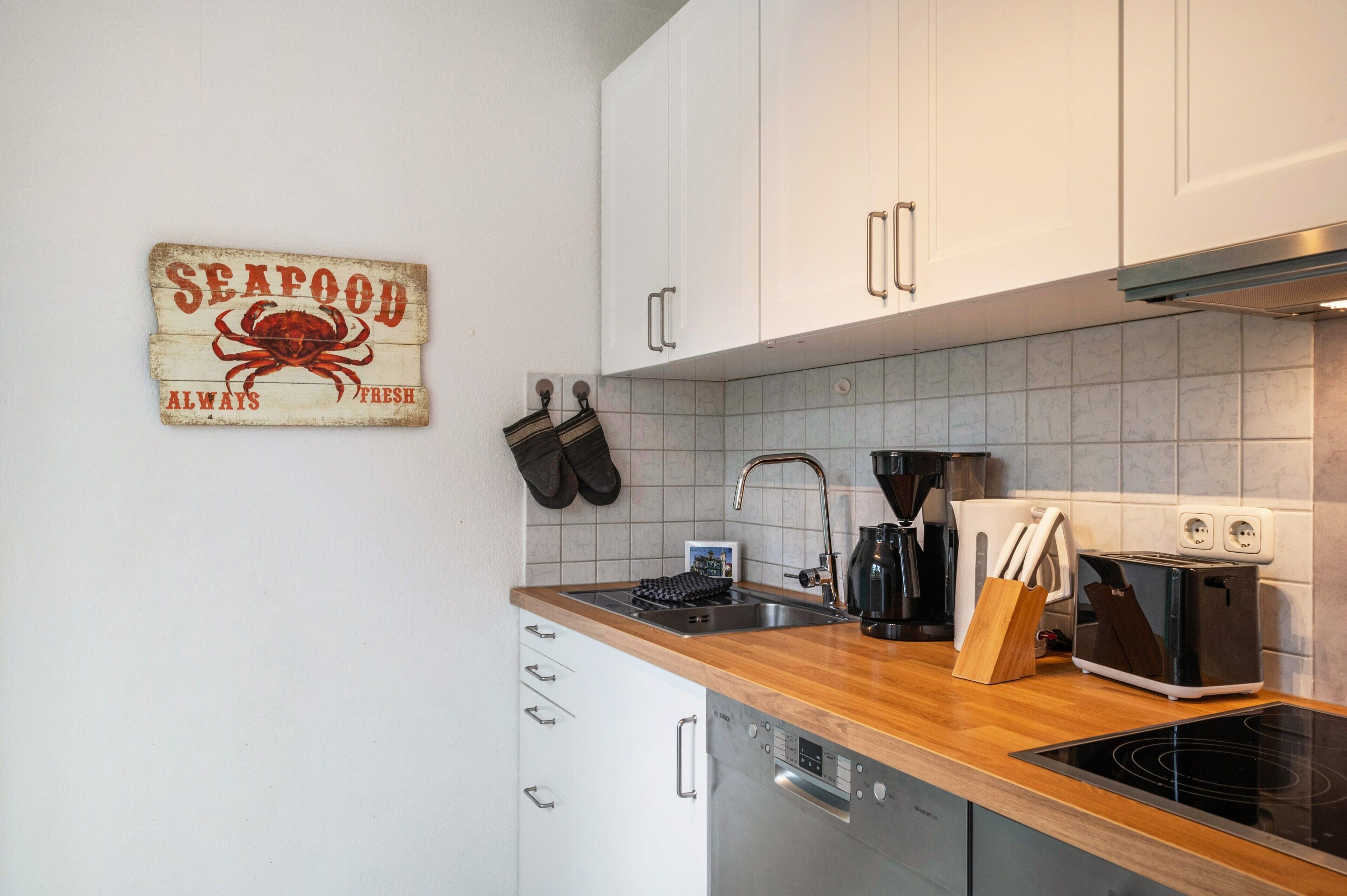 Wasserkocher mit Kaffee-/Teezubehör, Kühlschrank, Ofen, Herdplatte