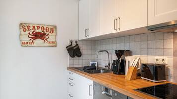 Wasserkocher mit Kaffee-/Teezubehör, Kühlschrank, Ofen, Herdplatte