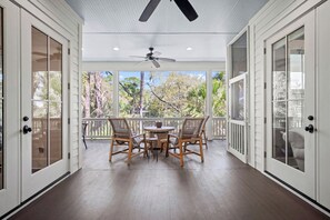 Outdoor dining - Peaceful Scenic Island Location, Large Screened Porch, Golf Cart Included - 29 Fiddlers Trace (Fripp Island)