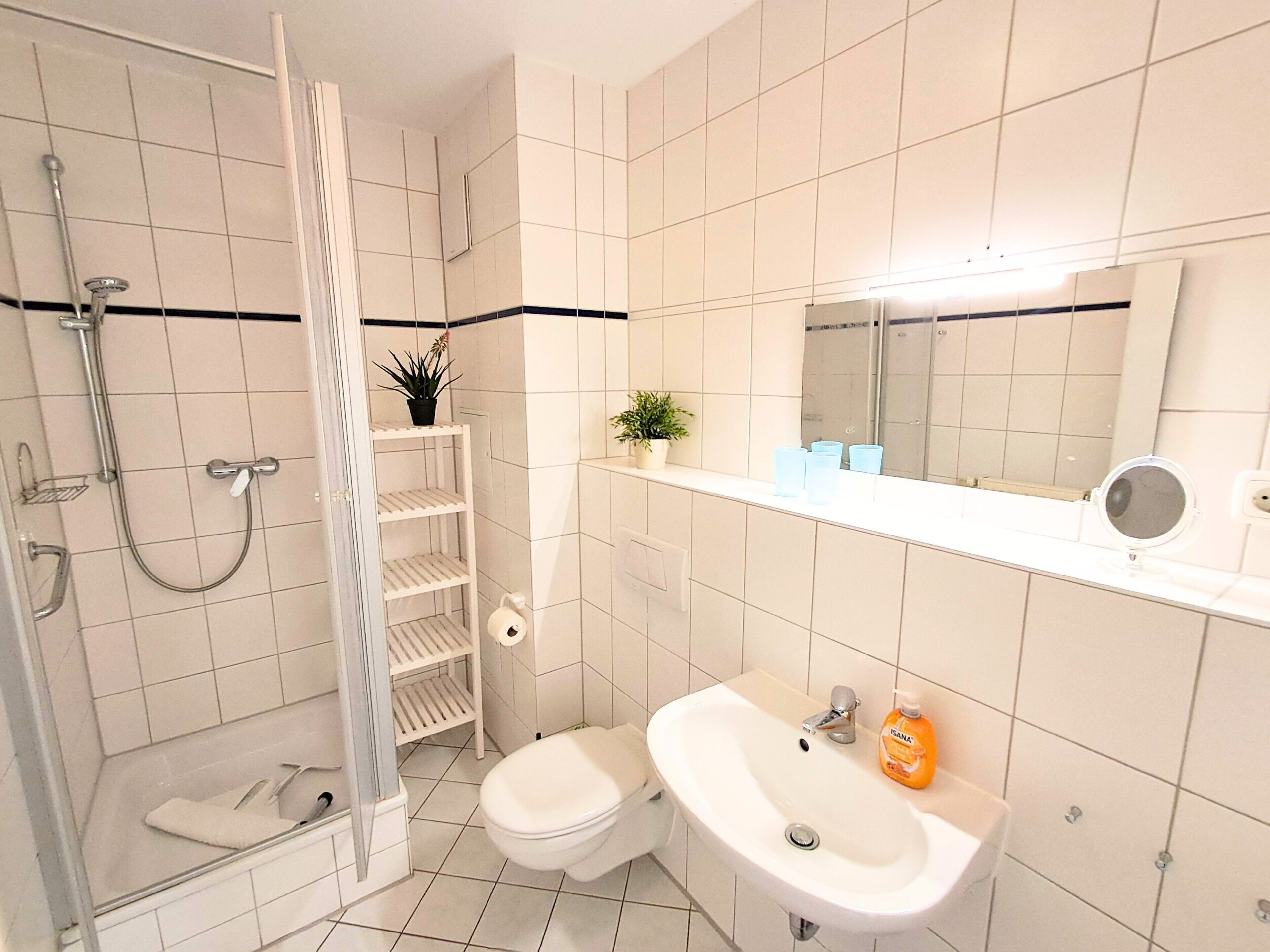 Dusche, Haartrockner, Handtücher