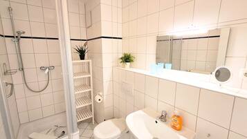 Dusche, Haartrockner, Handtücher