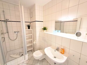 Dusche, Haartrockner, Handtücher
