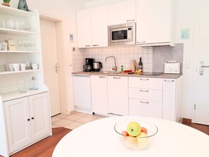 Fridge, microwave, stovetop, dishwasher - Maritime Garden Apartment "MeerZeit" – Only 300m from the Beach / Wi-Fi and Parking (Kühlungsborn)