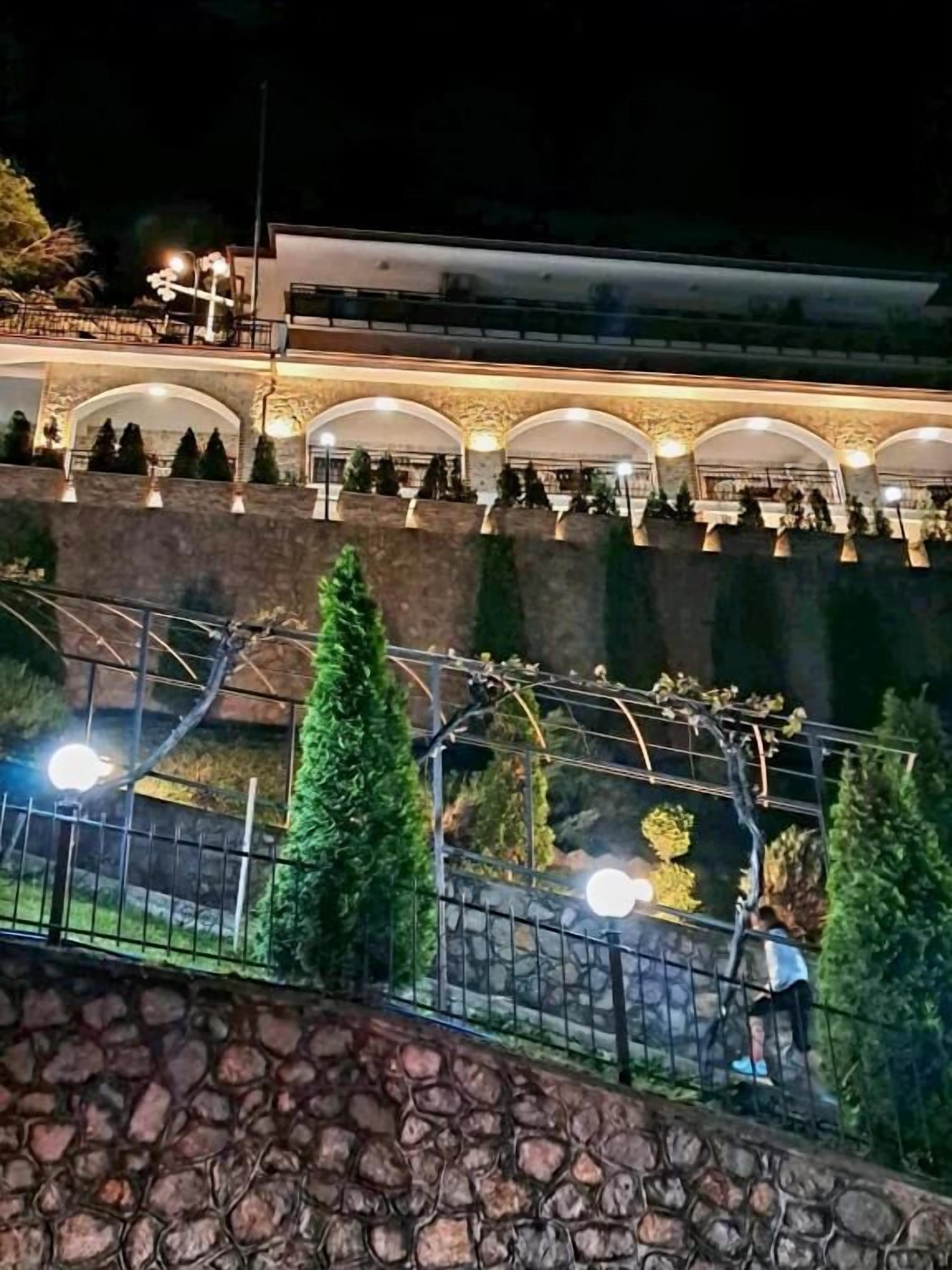 Fachada da propriedade à noite