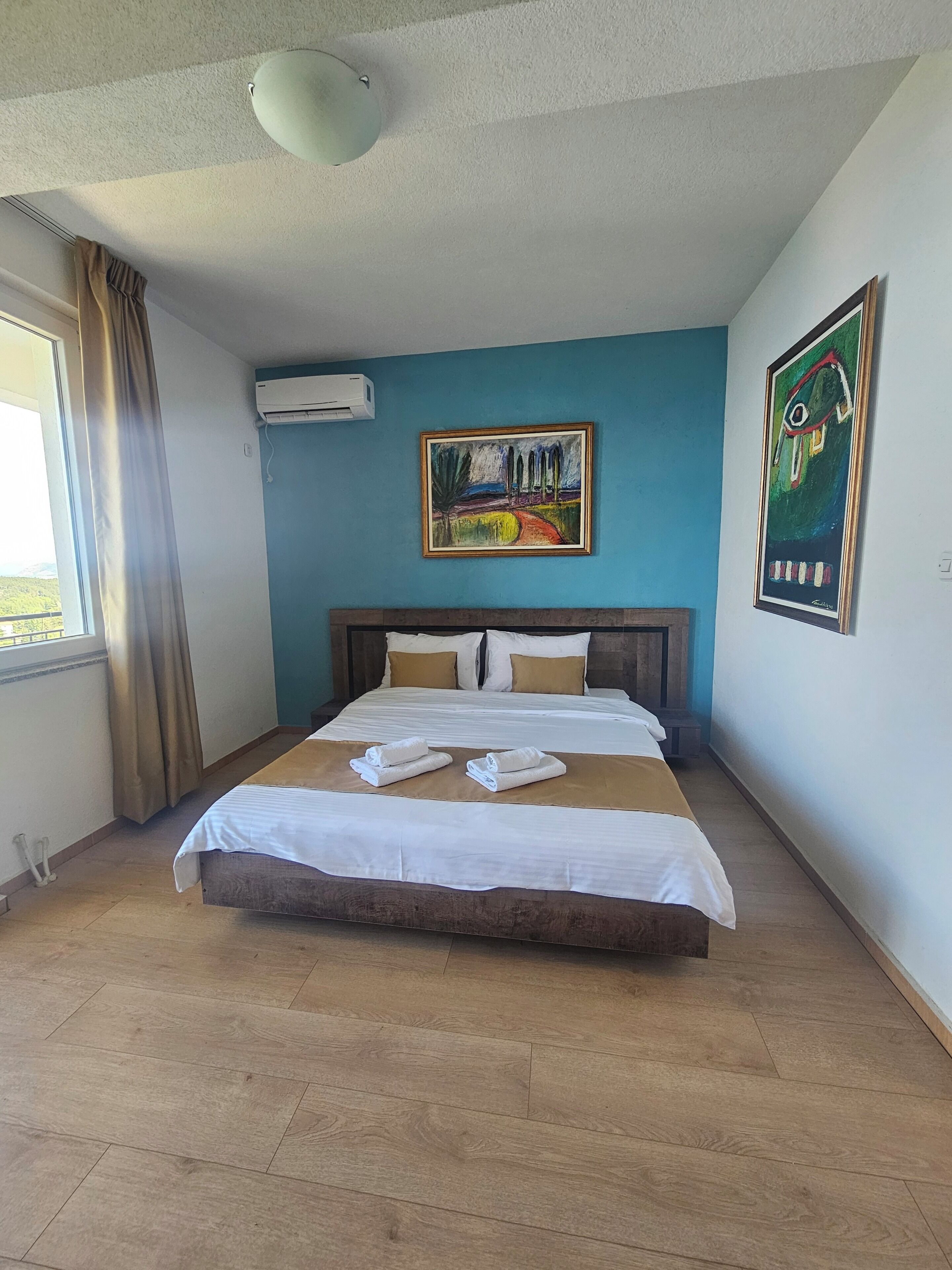 Classic Double Room, Lake View | Iron/ironing board, free WiFi