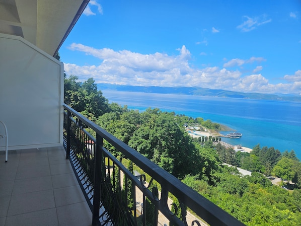 Classic Double Room, Lake View | Property grounds