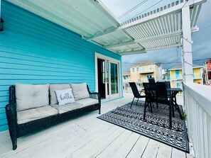 Outdoor dining - Sandy Toes Stay - Coastal 2bdr (Galveston)