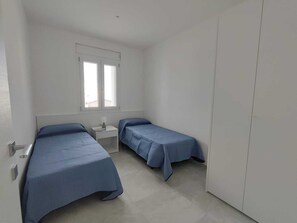 Een strijkplank/strijkijzer, wifi, beddengoed
