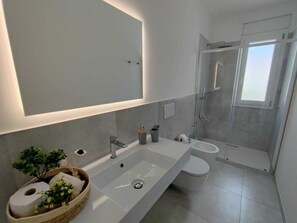 Hair dryer, towels, soap, toilet paper - Your private horizon Elegant penthouse with exclusive terrace pool (Torre San Giovanni)