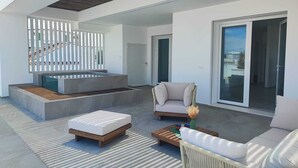 Ein moderner Außenbereich mit integriertem Pool, Sitzgelegenheit und Schiebeglastüren.