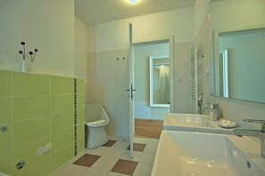 Dusche, Haartrockner, Bidet, Handtücher