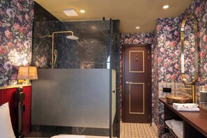 Habitación básica doble | Baño | Regadera, secadora de cabello, toallas, jabón 