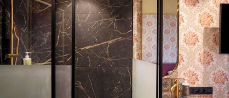 Habitación básica doble | Baño | Regadera, secadora de cabello, toallas, jabón