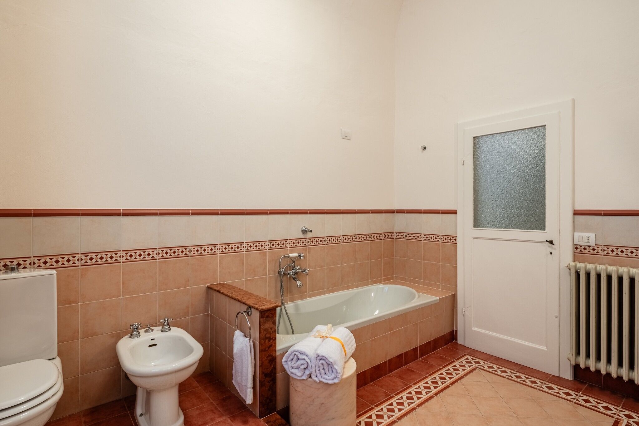 Une salle de bain équipée d’une baignoire, d’un bidet et de toilettes.