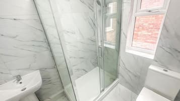 Shared Dormitory, 3 Bedrooms, Smoking, Garden View | Bathroom