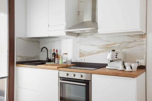 Wasserkocher mit Kaffee-/Teezubehör, Kühlschrank, Ofen, Geschirrspüler