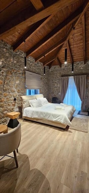 Deluxe Suite, Balcony, Mountain View | Soundproofing, free WiFi
