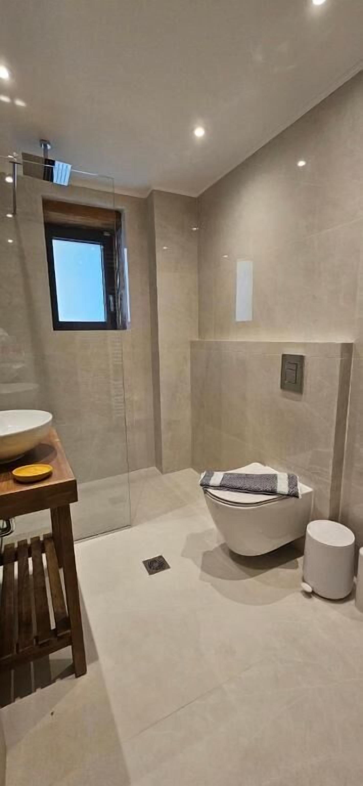 Habitación Deluxe doble, balcón, vistas a la montaña | Baño | Ducha, secador de pelo, toallas y jabón