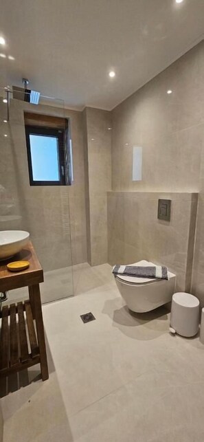 Deluxe-Doppelzimmer, Balkon, Bergblick | Badezimmer | Dusche, Haartrockner, Handtücher, Seife