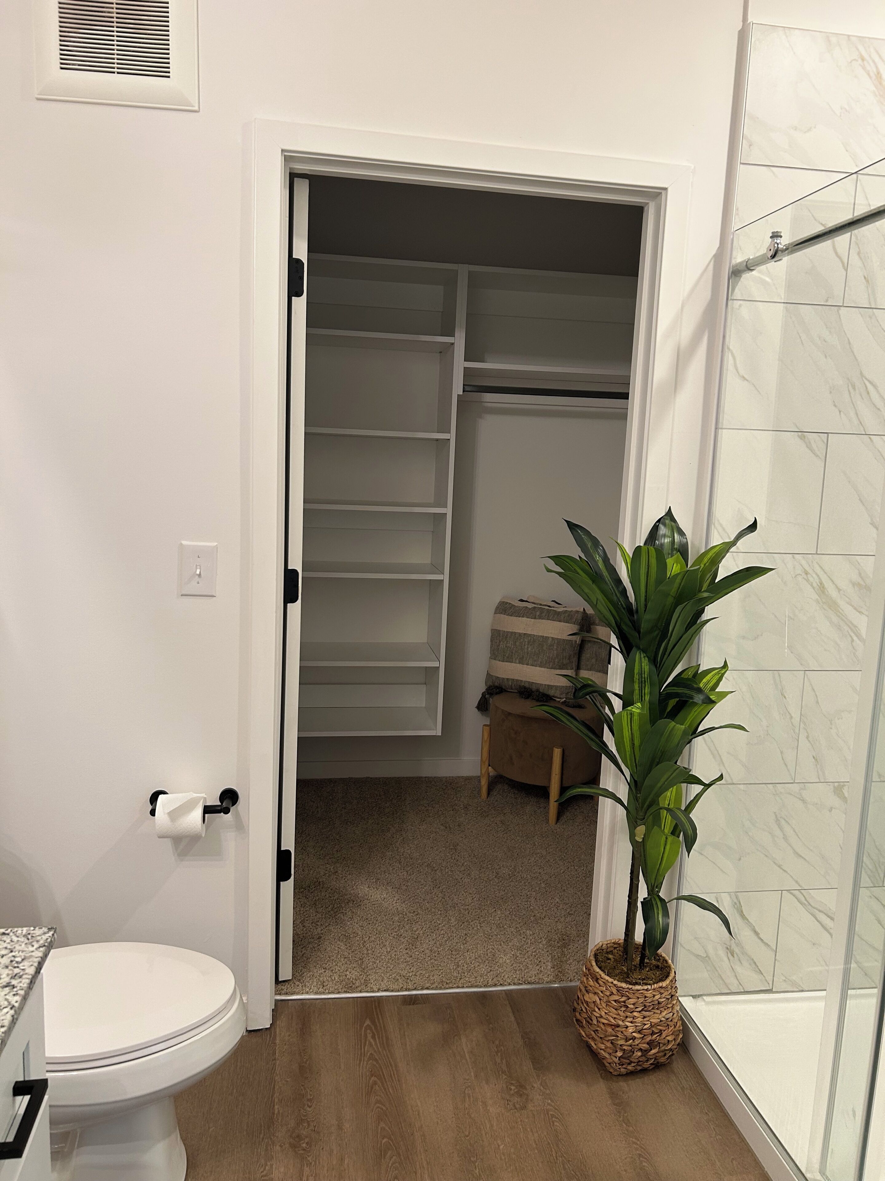 Regadera, toallas, papel de baño 
