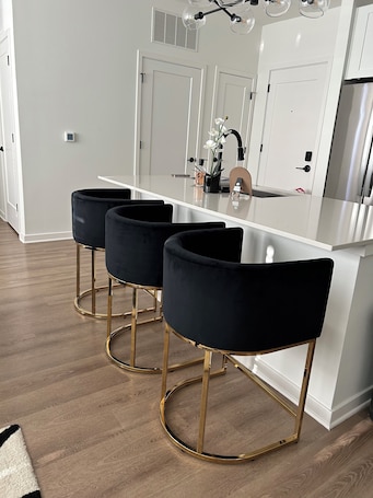 Interior. Modern Luxury 1BR Pool View
Near Airport