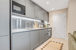 House - Stylish Two-bedroom Flat With a Large Balcony (London)