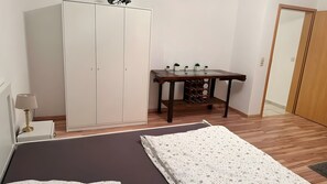 WiFi, bed sheets - Quiet Apartment for 4 Guests (70 m²) in Hinzweiler (Hinzweiler)