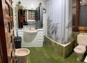 Shower, hair dryer, towels, soap - Vrbo Property (Tudela)