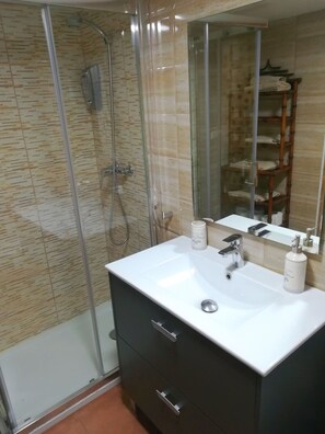 Dusche, Haartrockner, Handtücher, Seife