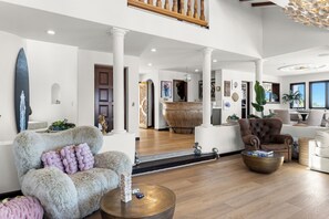 Lobby - Luxury 4BR Villa: Vaulted Ceilings + Ocean Views + 6-seat golf cart. (Avalon)