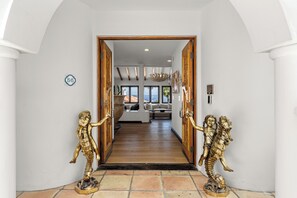 Interior - Luxury 4BR Villa: Vaulted Ceilings + Ocean Views + 6-seat golf cart. (Avalon)