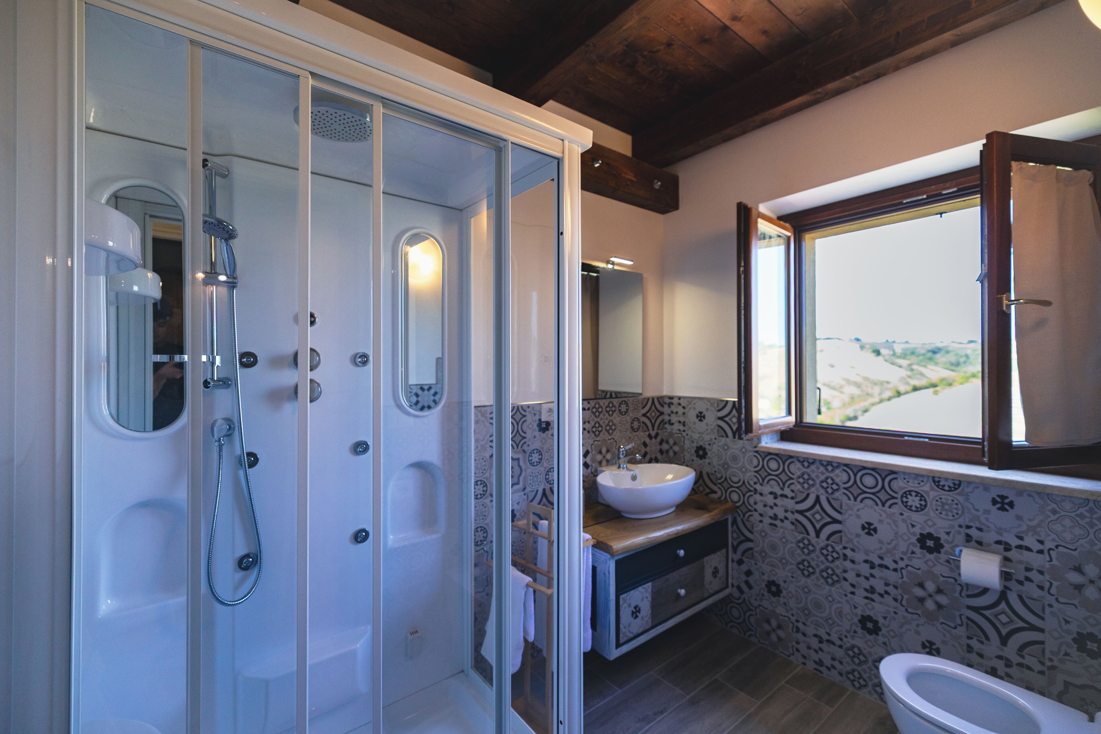 Douche, baignoire à jets, sèche-cheveux, bidet