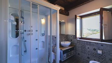 Douche, baignoire à jets, sèche-cheveux, bidet