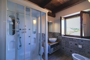 Shower, jetted bath, hair dryer, bidet - Villa Aura|Exclusive retreat for families and groups (Marche)