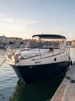 Ein Boot liegt in einer Marina vor blauem Himmel.
