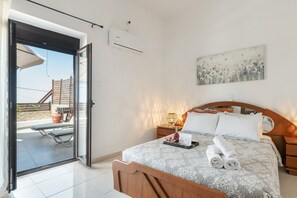 2 bedrooms, iron/ironing board, WiFi, bed sheets - Casa Di Rena Country House: Panoramic Castle View & Endless Blue (Kritinia)