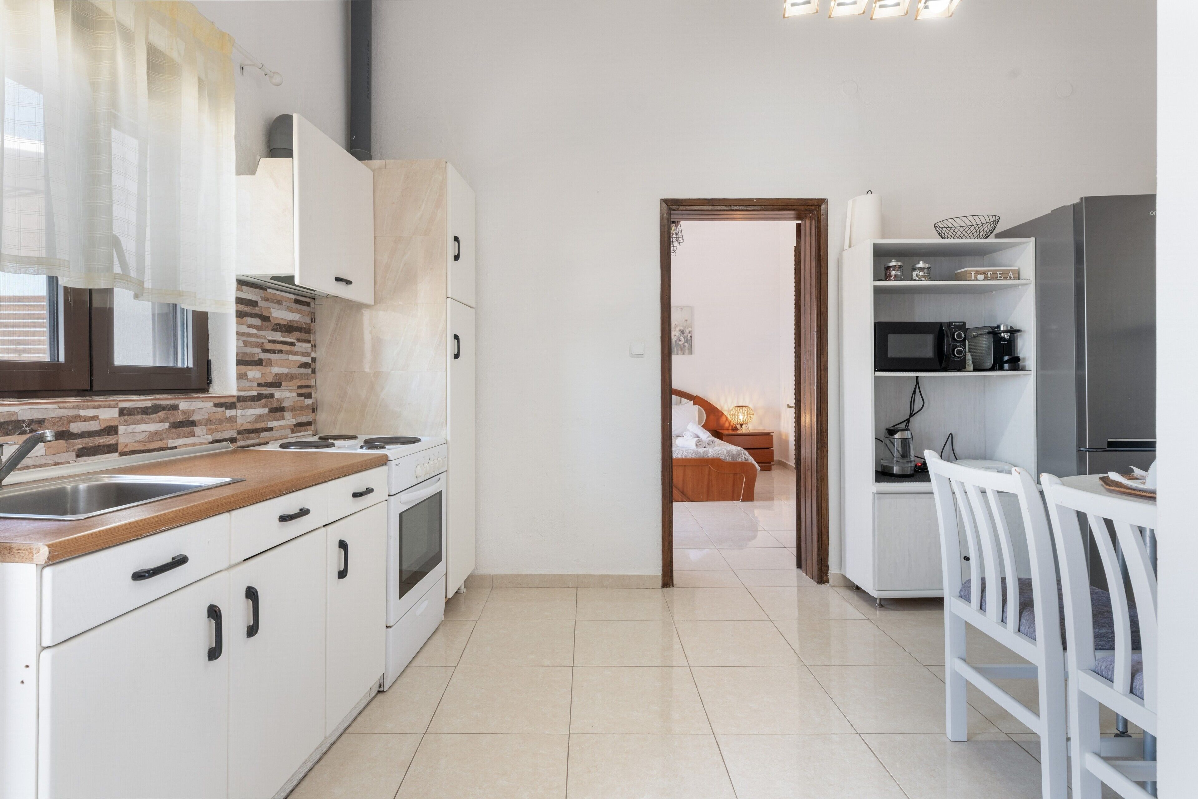 Coffee/tea maker, fridge, microwave, oven