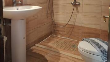Dusche, Haartrockner, Handtücher