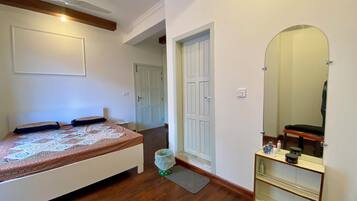 Iron/ironing board, internet, bed sheets