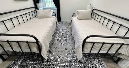 Charming 2BR Cottage - Short walk to Missouri Star & Downtown Hamilton