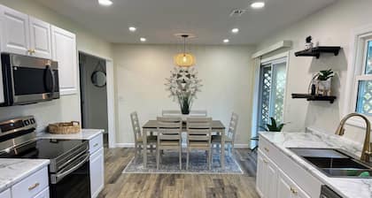 Charming 2BR Cottage - Short walk to Missouri Star & Downtown Hamilton