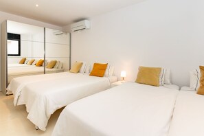 Room - Villa Pura Vida - Four Bedroom Villa, Sleeps 10 (Olèrdola)