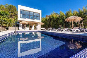 Pool - Villa Pura Vida - Four Bedroom Villa, Sleeps 10 (Olèrdola)