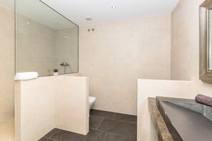 Bathroom - Villa Pura Vida - Four Bedroom Villa, Sleeps 10 (Olèrdola)