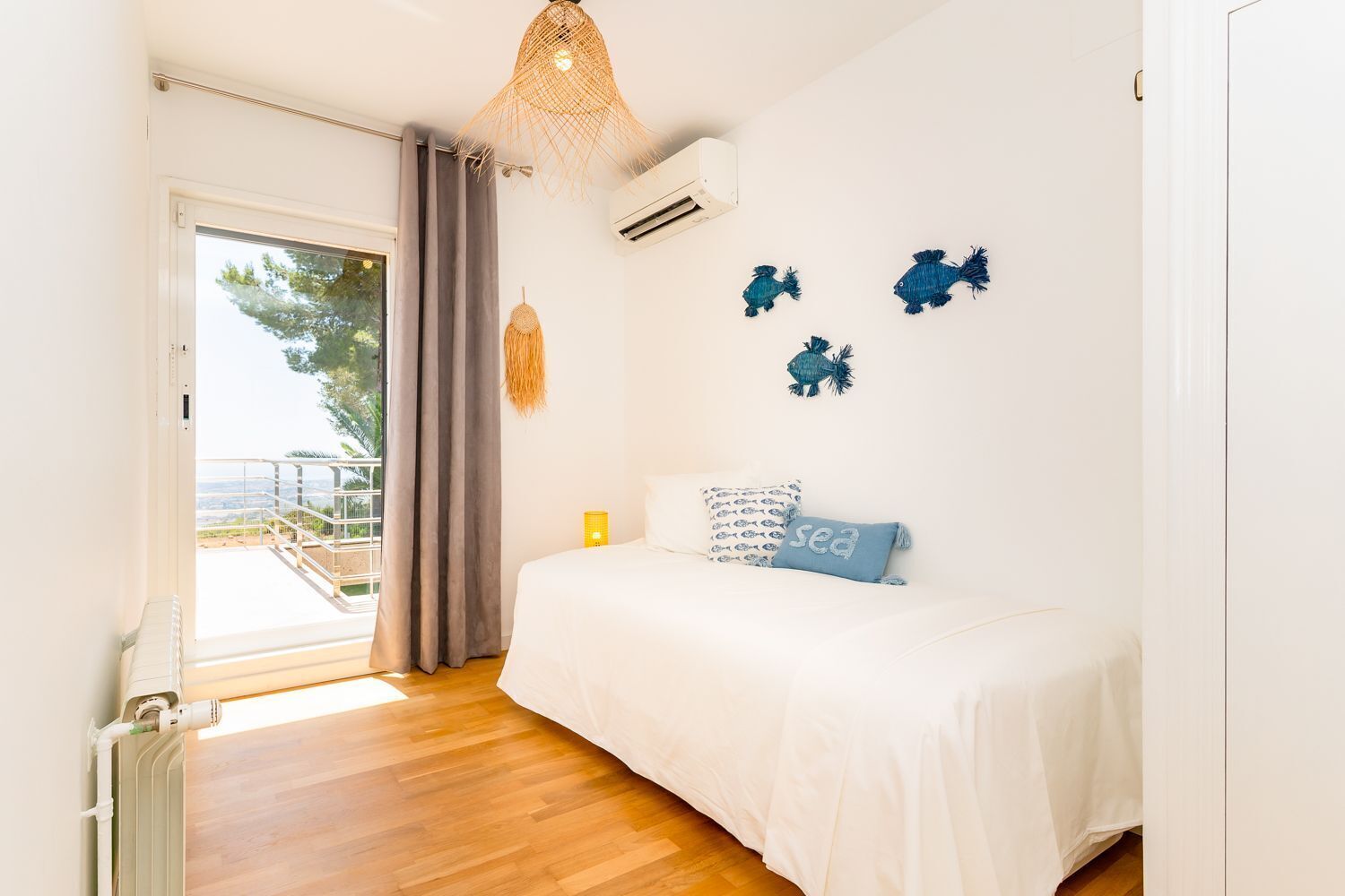 6 bedrooms, iron/ironing board, internet, bed sheets
