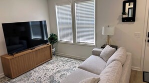 Smart TV, books - Sewing Serenity B- New 2 BR Home in Hamilton, MO - 3 blocks to Missouri Star (Hamilton)